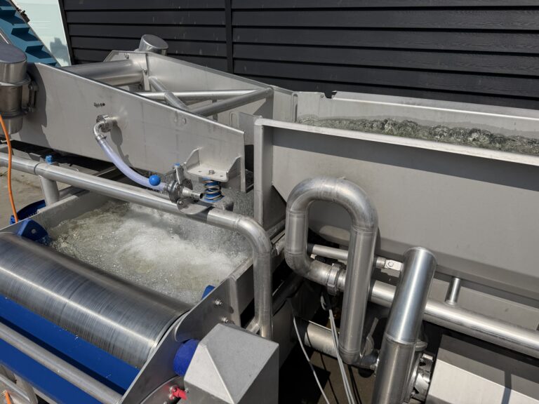 Wasbakken, leidingwerk en ontwateringsrol van de Eillert Double Wash 20