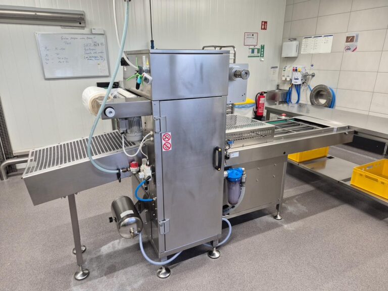 Italian Pack traysealer opgesteld in de productieruimte met aan- en afvoerband