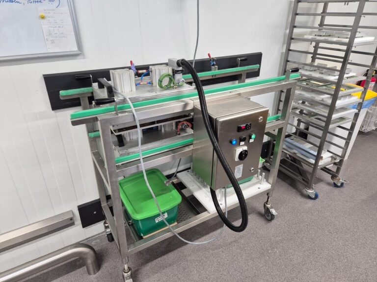 Transportwagen met sealgereedschap en aansluitingen van de Italian Pack traysealer