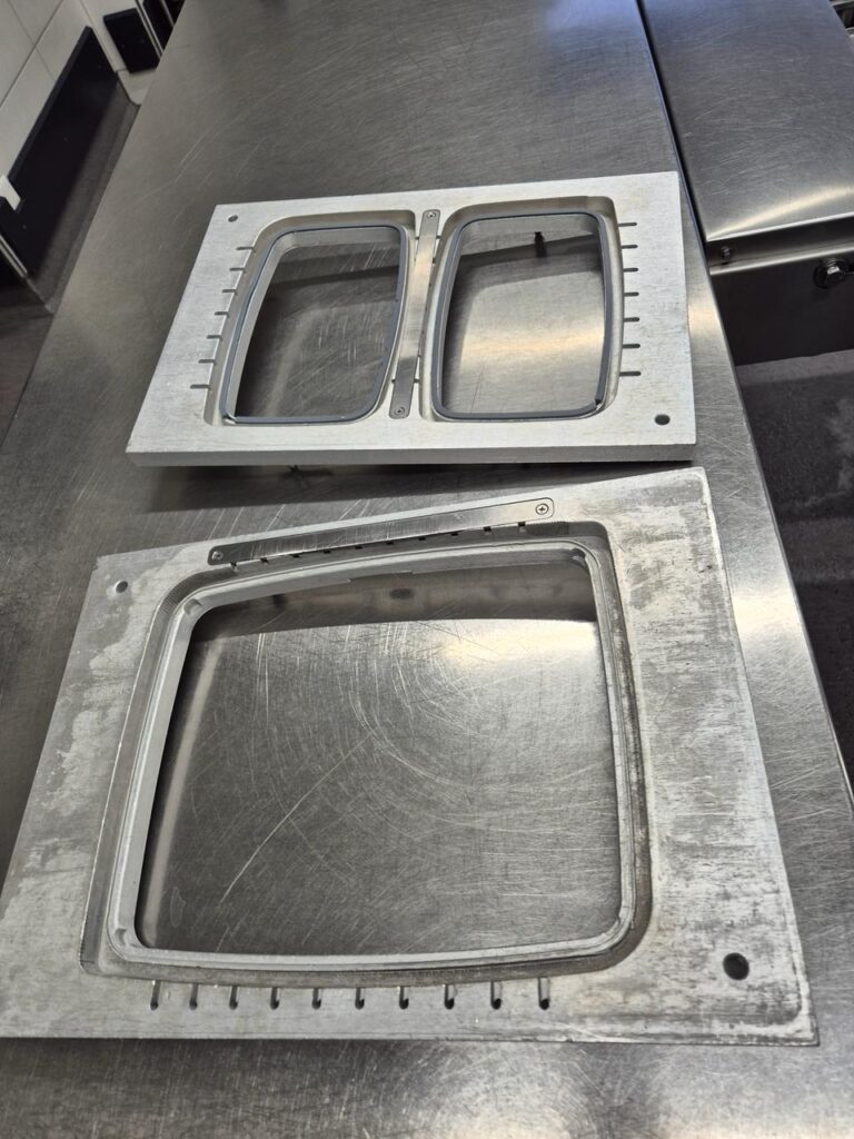 Twee sealgereedschappen voor de Italian Pack traysealer op de werktafel