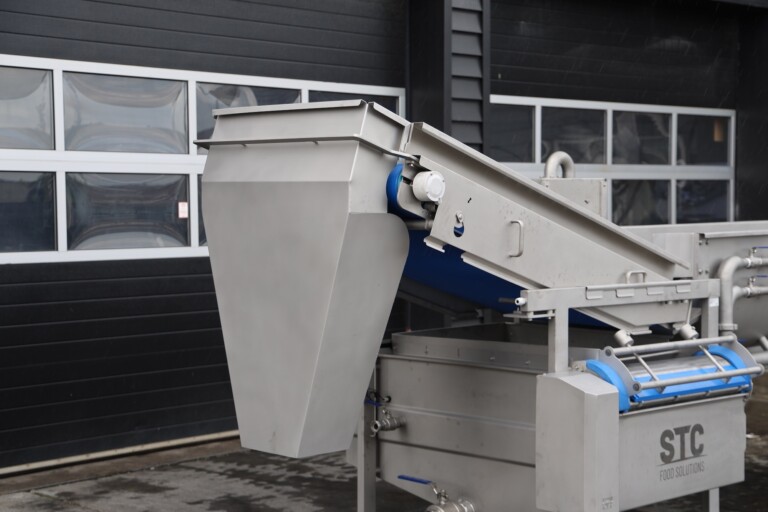 Infeed hopper and wash tank of the refurbished Kronen GEWA 4000