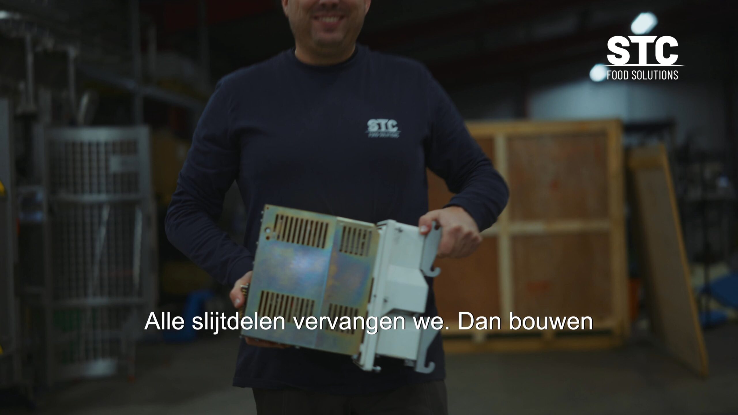 Videostill van STC Food Solutions specialisten aan een multikopsweger